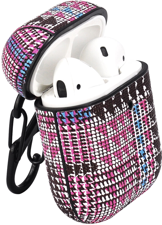 Nyitott AirPods tok színes mintával, fehér fülhallgatókkal.