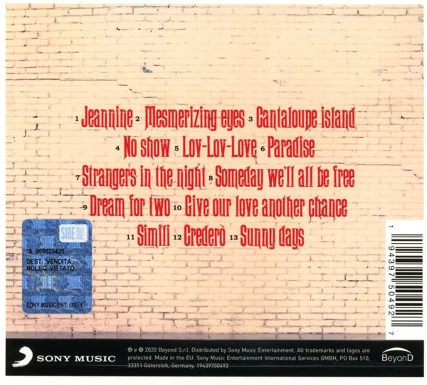 CD-Rückseite mit Songtiteln, Backsteinmauer-Hintergrund, Aufkleber und Logos.