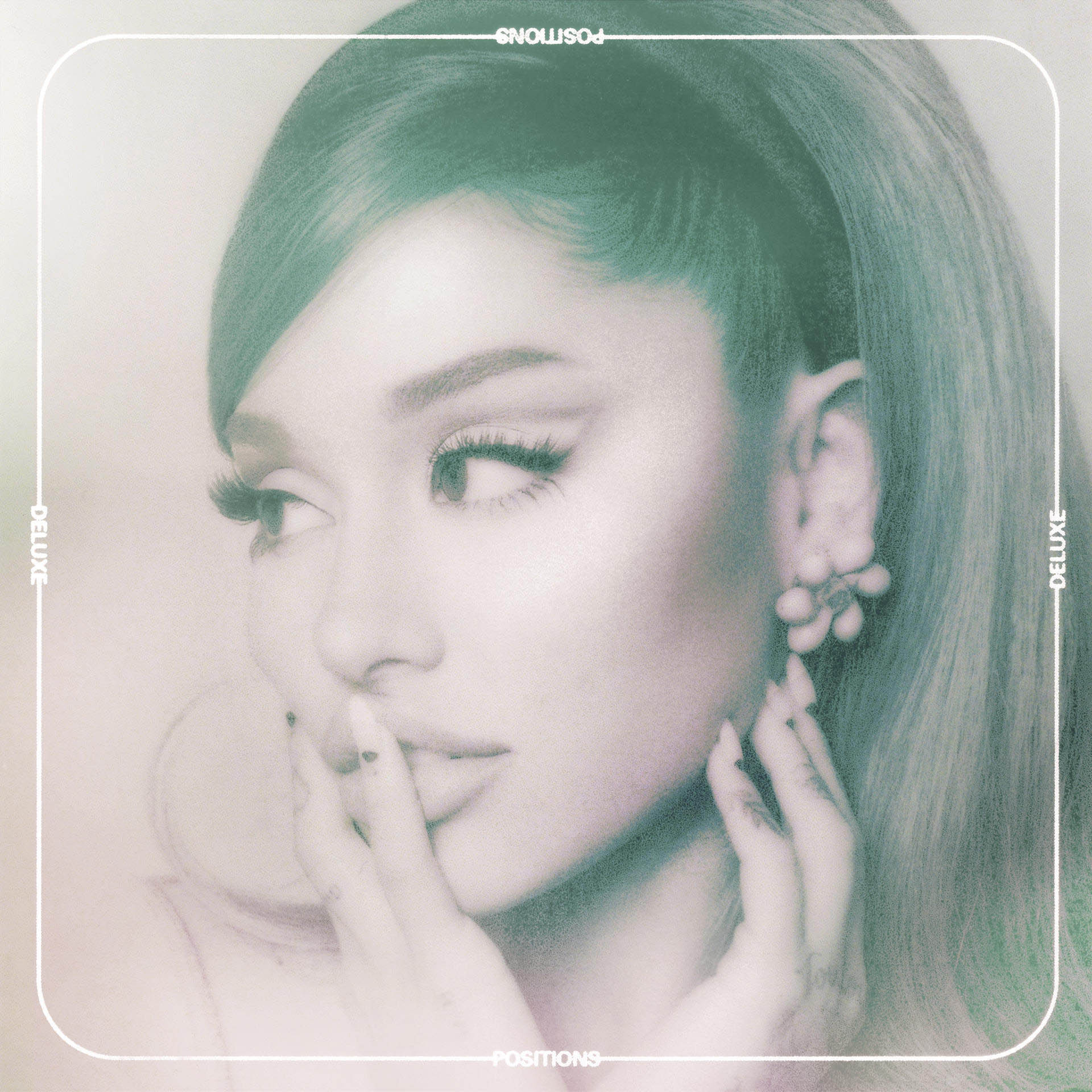 Ariana Grande Albumcover. Sie ist im Profil, trägt einen hohen Pferdeschwanz und Ohrringe. Weiche Farben.