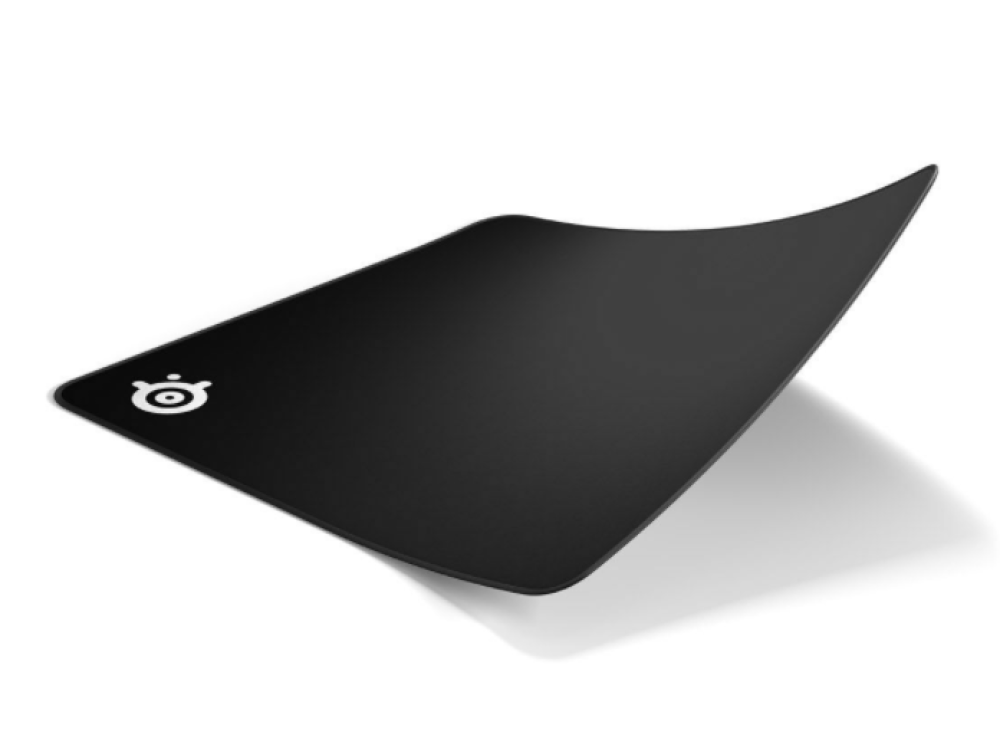 Alfombrilla de ratón negra. La alfombrilla es rectangular con parte superior curva y logo blanco.