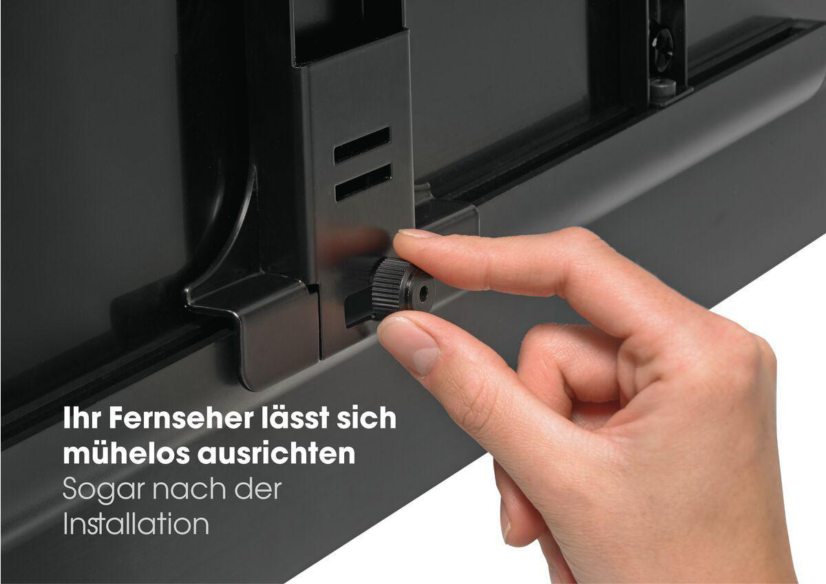 Eine Hand stellt einen schwarzen Knopf an einer TV-Halterung ein. Text: Ihr Fernseher lässt sich leicht ausrichten, auch nach der Installation.
