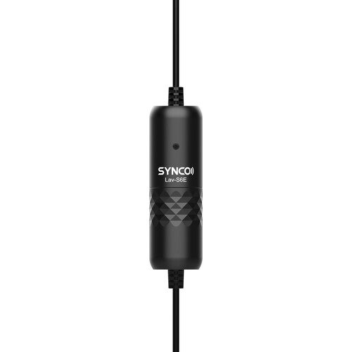 Egy fekete SYNCO Lav-S6E mikrofon. A mikrofon hengeres alakú, geometriai mintával és márkajelzéssel. Egy kábelhez csatlakozik.