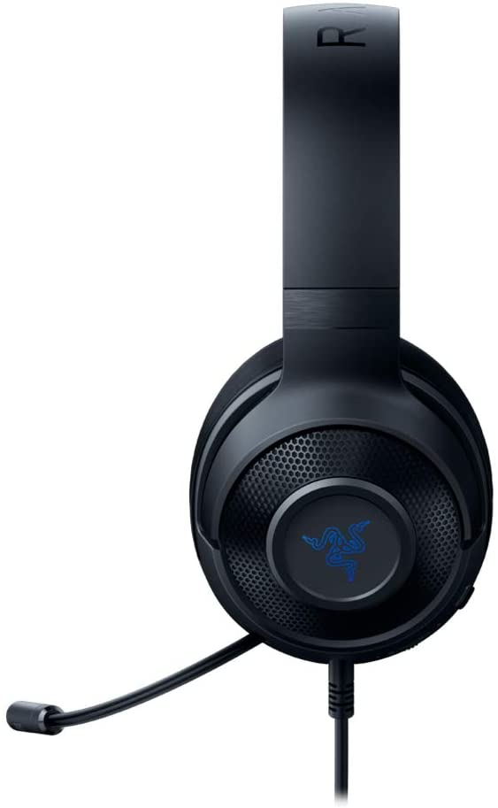 Un auricular para juegos Razer negro con un micrófono, aislado sobre un fondo blanco.