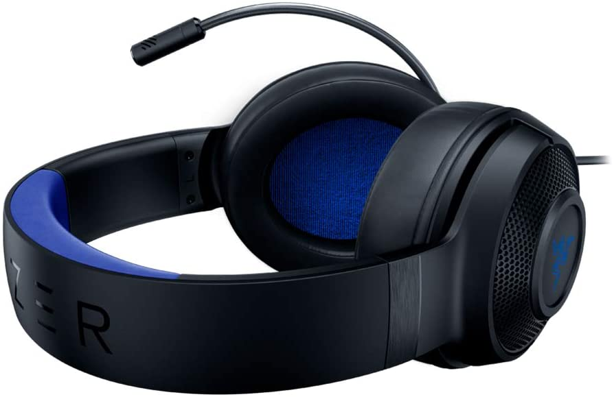 Auriculares para juegos negros y azules con micrófono.
