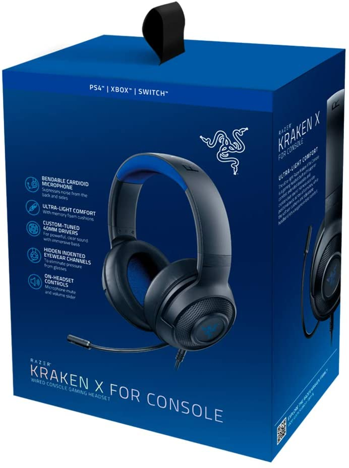 Auriculares para juegos azules y negros en una caja. La caja tiene texto e imágenes.