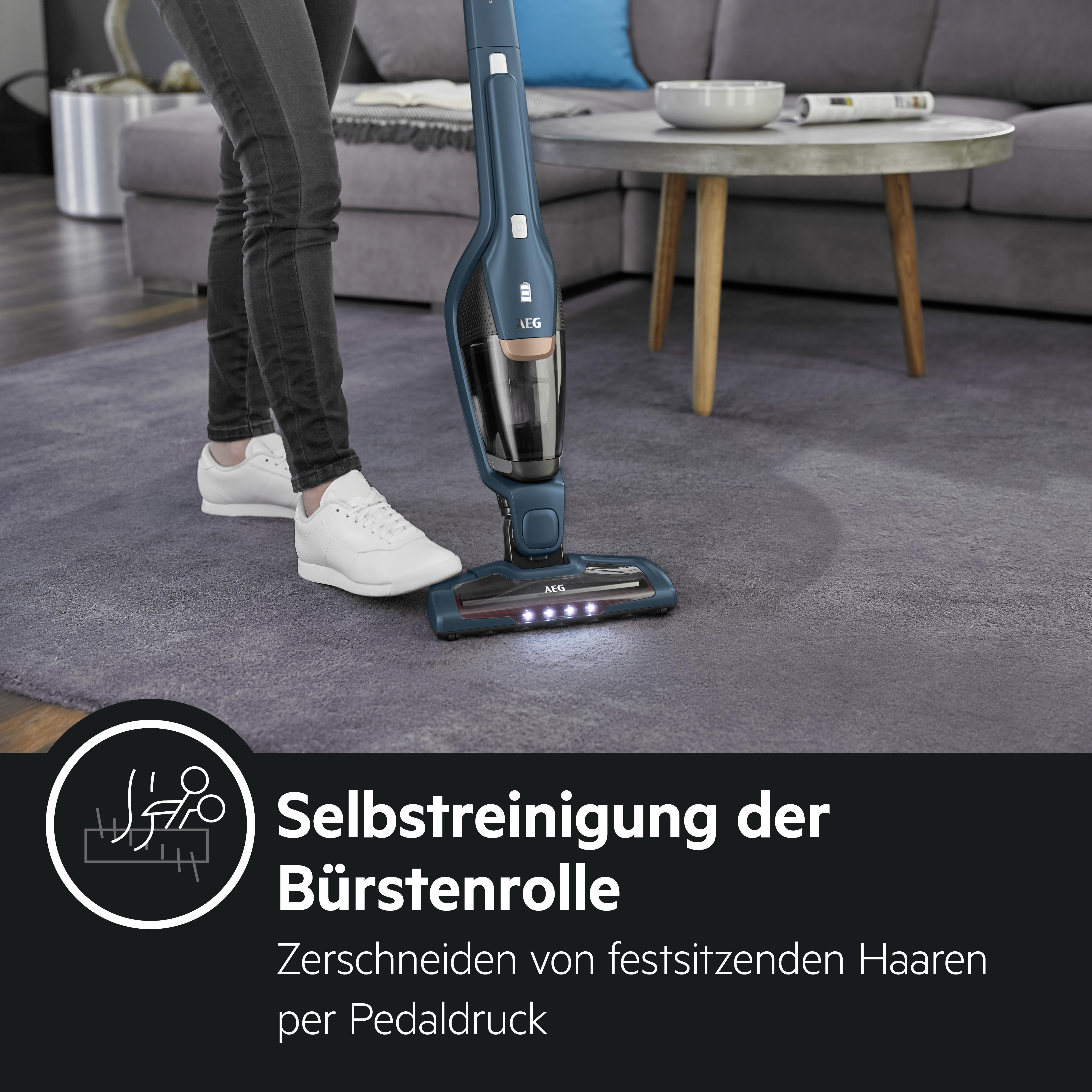 Tablet in lila Hülle, abgewinkelt, auf weißer Oberfläche.