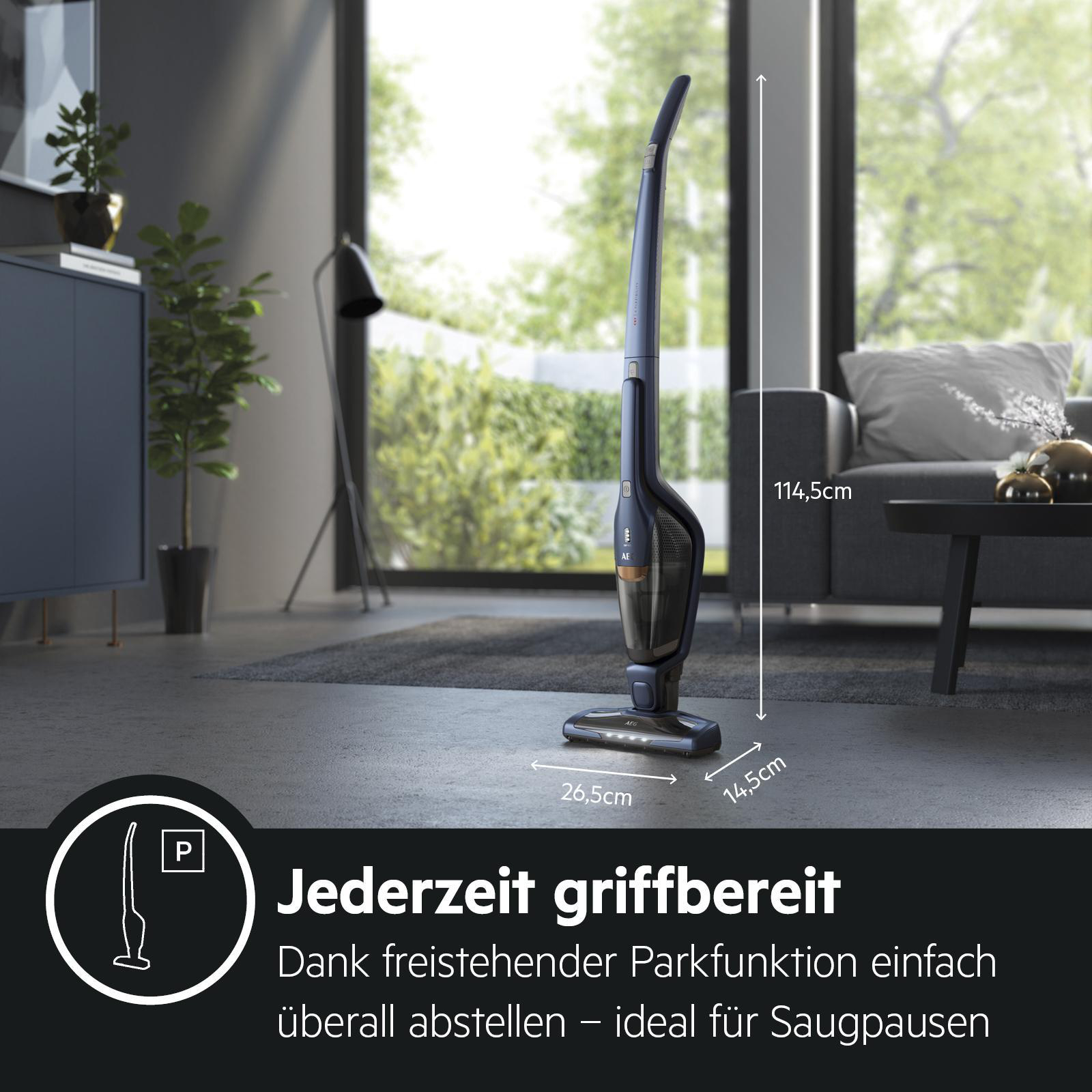 Ein schwarz-blauer kabelloser Staubsauger, der aufrecht in einem Raum steht.