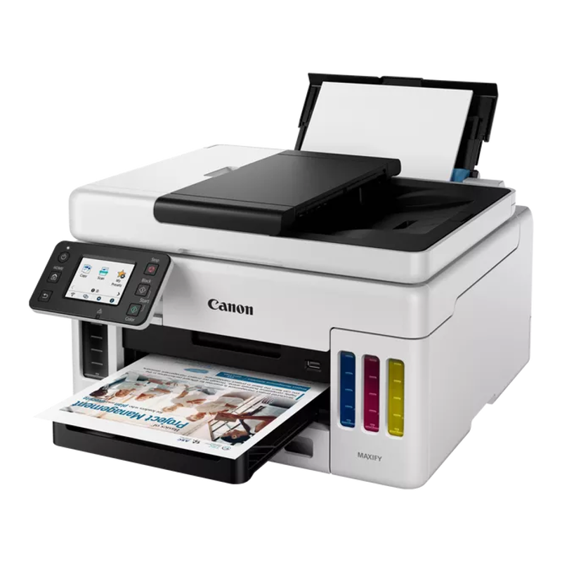 Ein Canon MAXIFY-Drucker, weiß mit schwarzen Merkmalen, druckt ein Projektmanagement-Dokument.