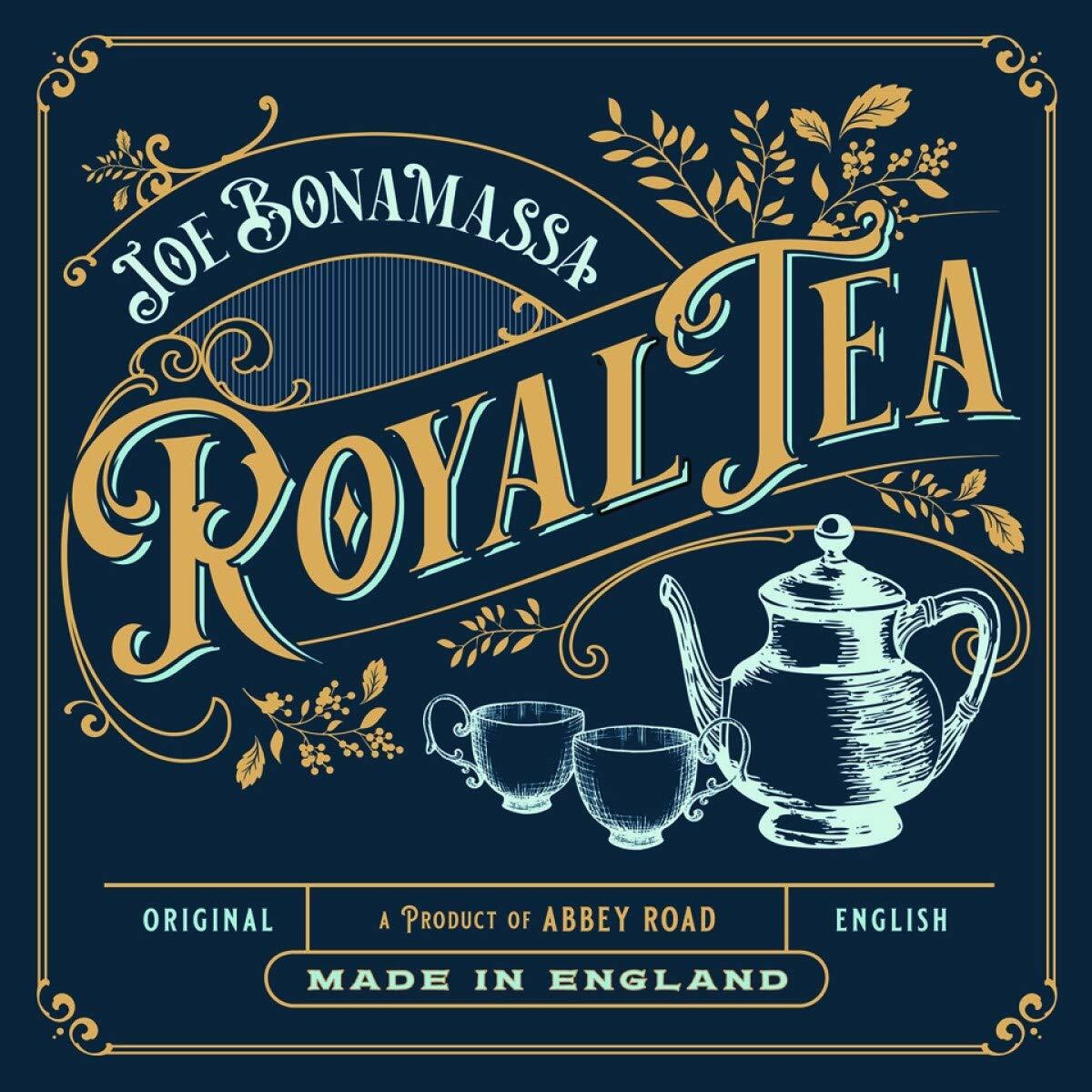 Royal Tea címke. Arany szöveg sötétkék háttéren. Teáskanna és csészék illusztrációja.
