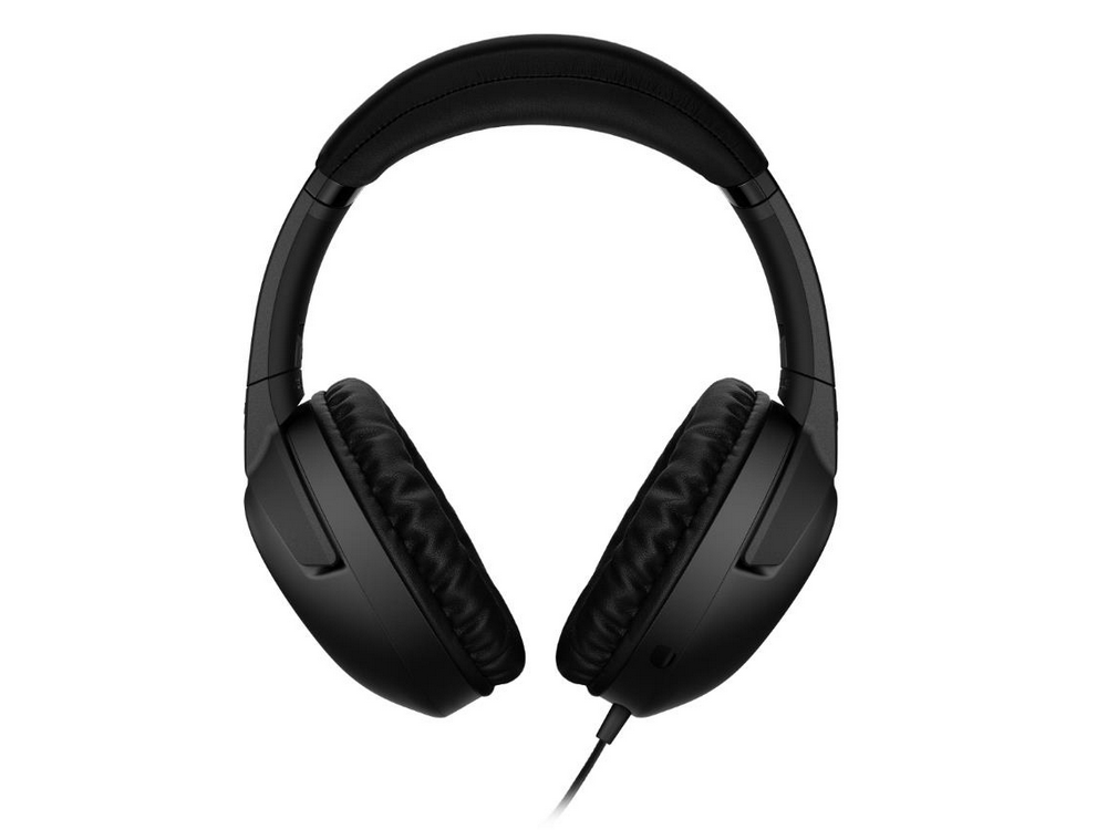 Auriculares negros sobre la oreja sobre un fondo blanco. El cable es visible.