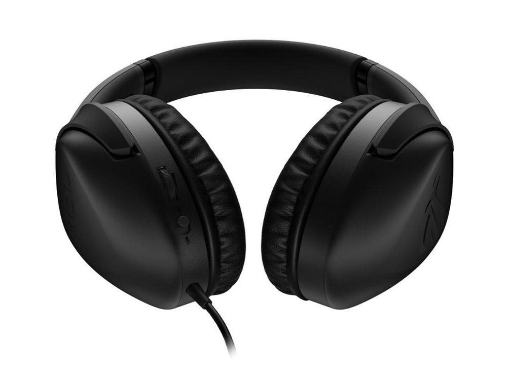 Auriculares negros con cable. Los auriculares son redondos y tienen un logotipo.
