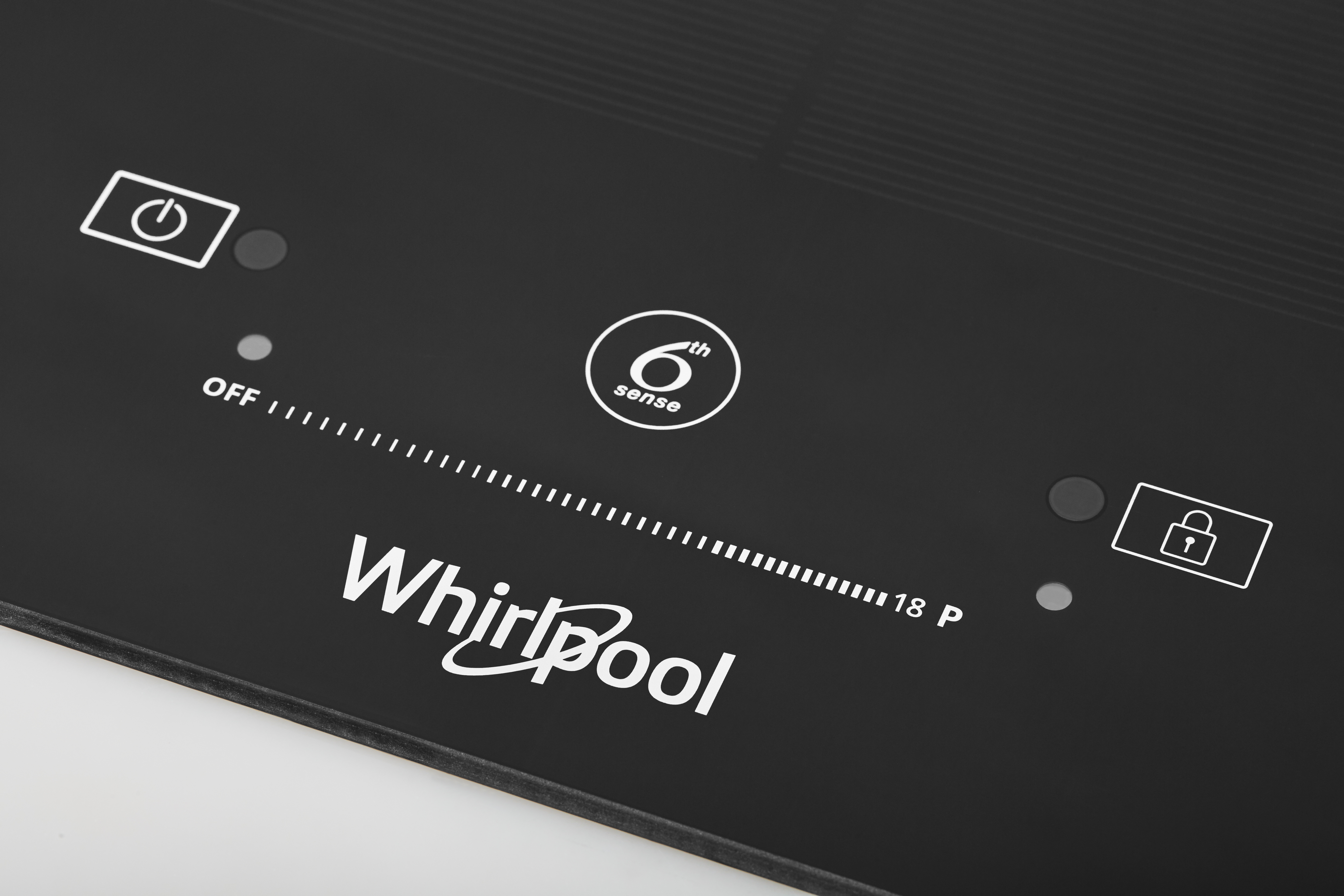 Fekete Whirlpool főzőlap vezérlőpanellel.