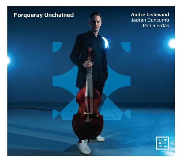 Albumhoes: Man met cello in blauw verlichte studio, de titel 'Forqueray Unchained'.