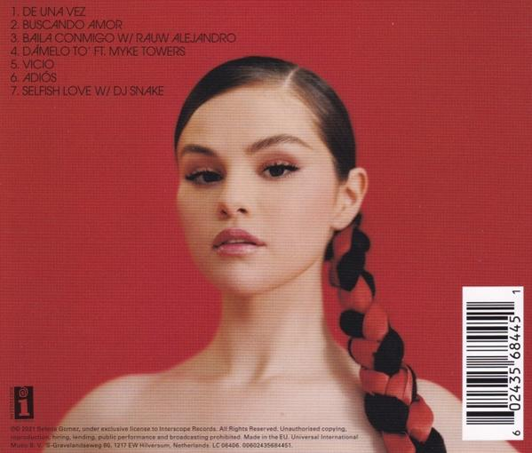 Selena Gomez piros háttérrel. Az albumok címei fel vannak sorolva. A jobb oldalon egy vonalkód található.