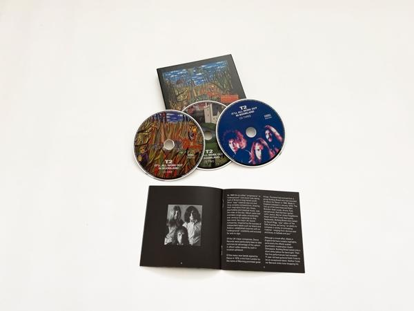 CDs, ein Booklet und eine Hülle auf einer weißen Oberfläche.