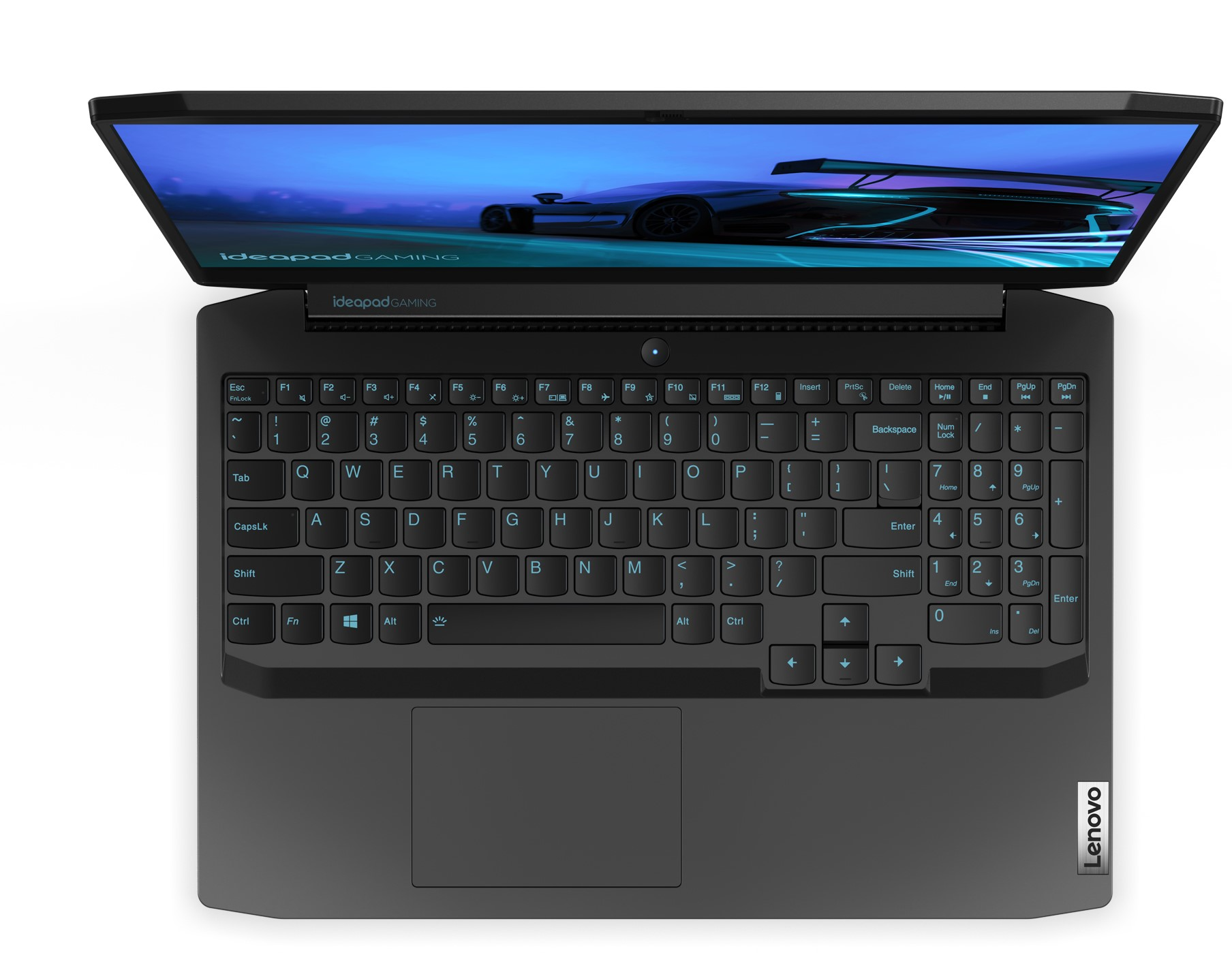 Açık dizüstü bilgisayar, bir araba yarışı oyunu gösteriyor. Siyah klavye ve çerçeve. Lenovo logosu.