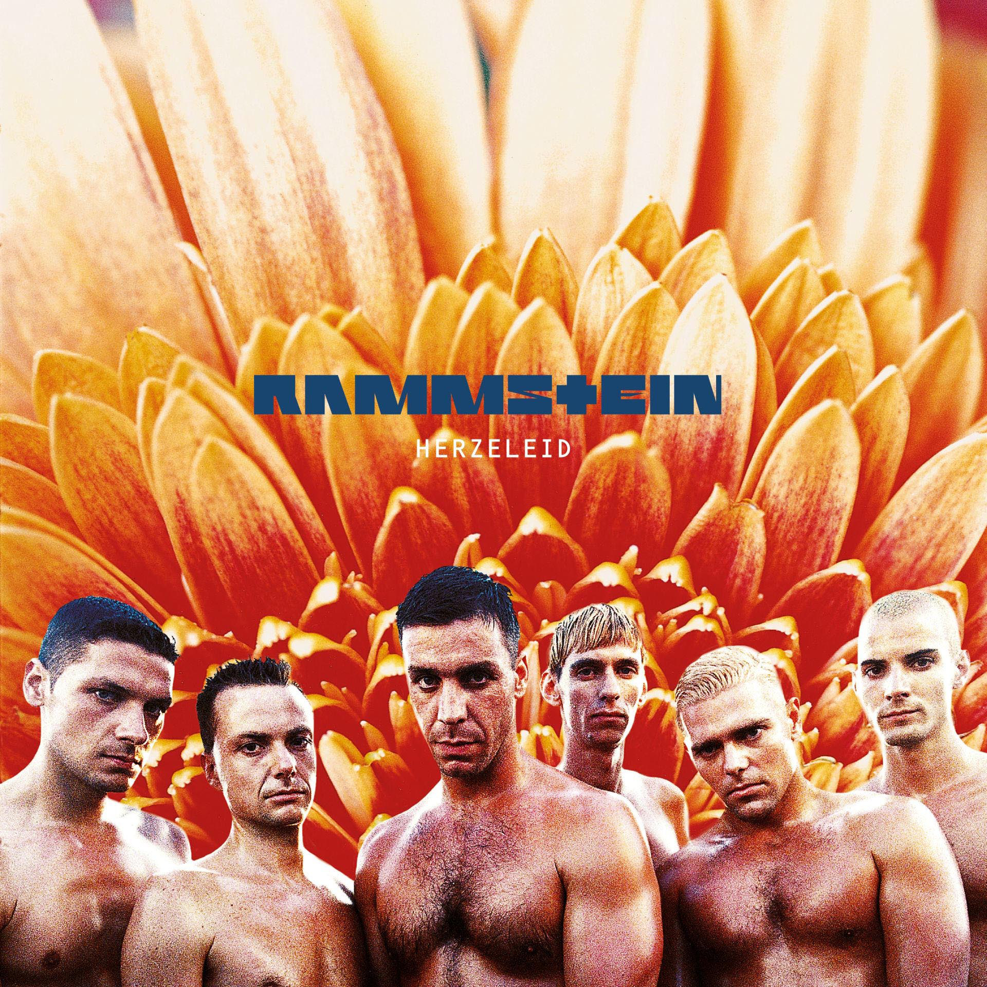 Albumcover mit sechs oberkörperfreien Männern vor einer großen Blume, Bandname 'Rammstein'.