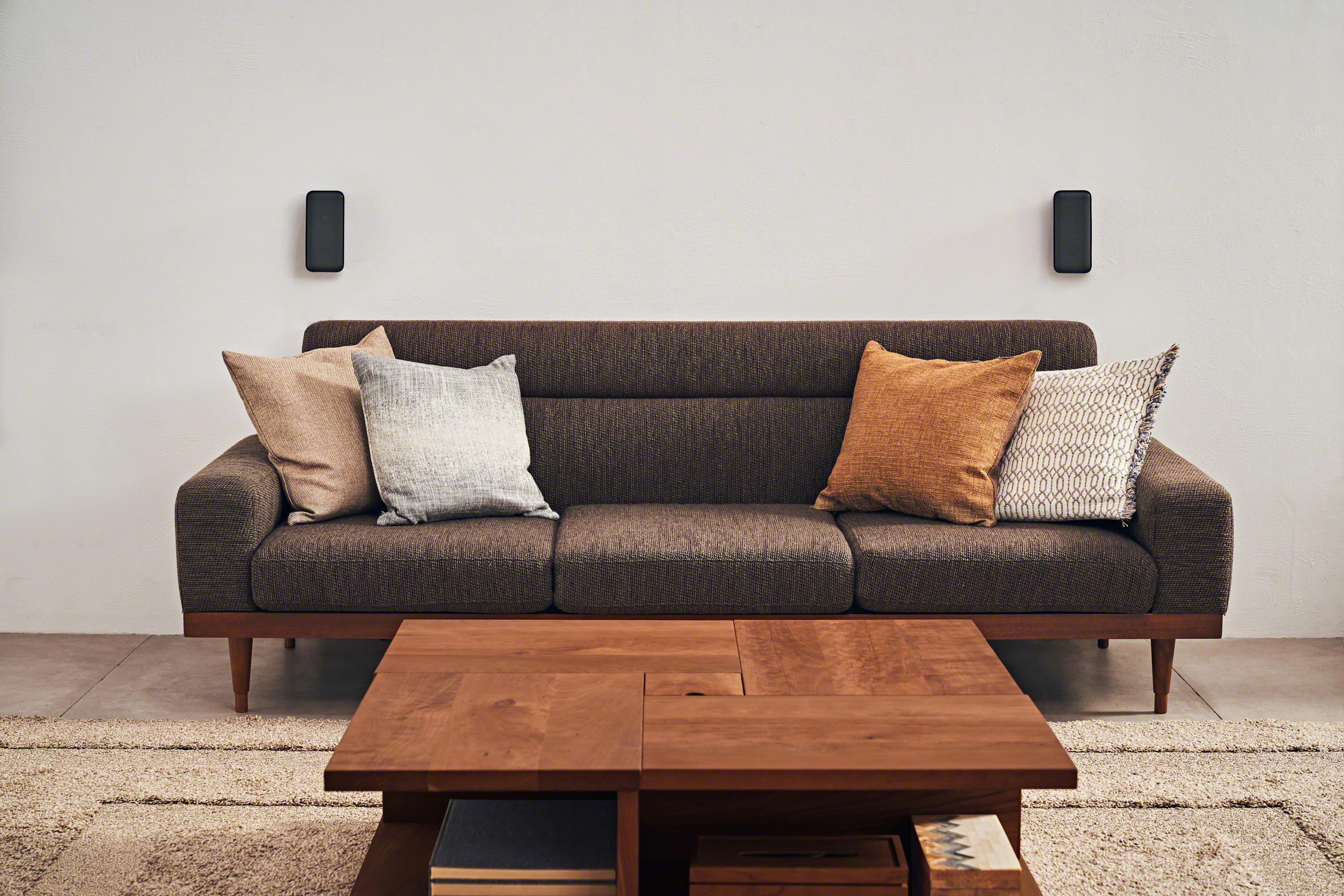 Braunes Sofa mit Kissen und einem Holztisch.