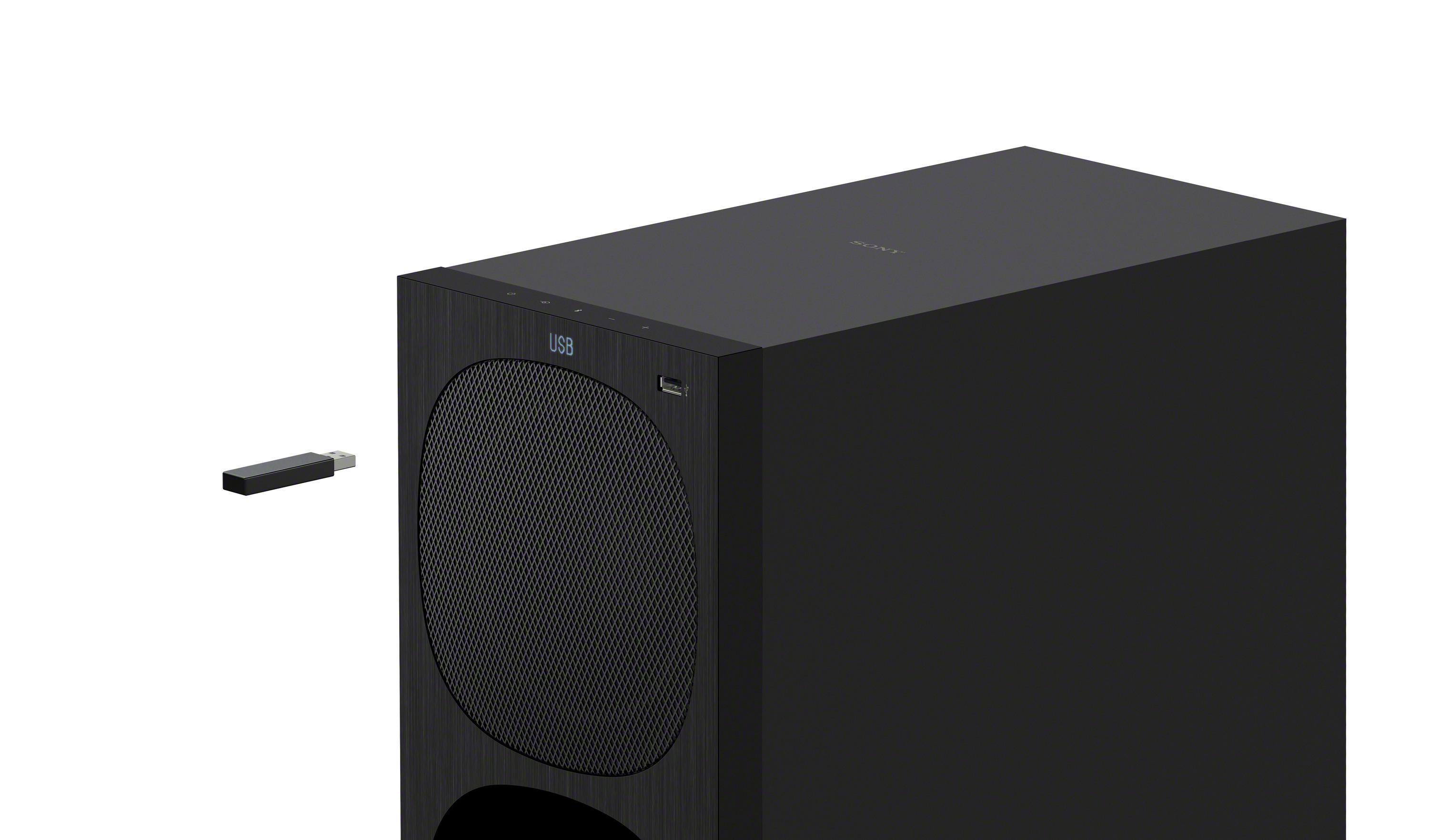 Ein schwarzer Subwoofer-Lautsprecher mit einem USB-Anschluss. Ein USB-Stick befindet sich neben dem Lautsprecher.