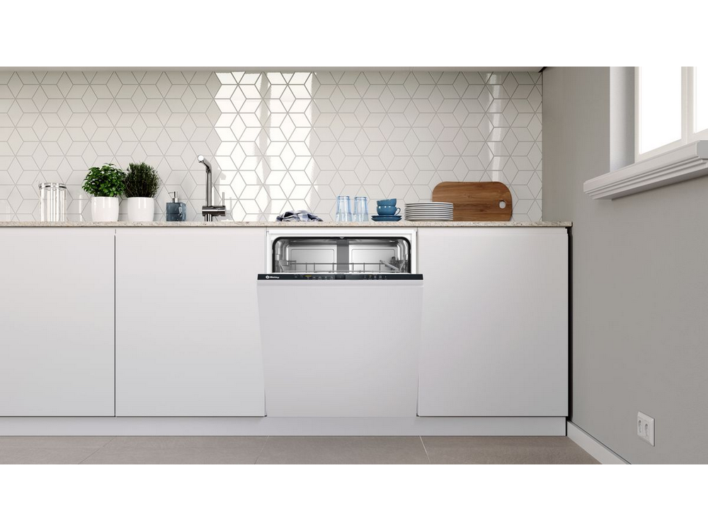Un lavavajillas empotrado en una cocina blanca. La puerta está ligeramente abierta.