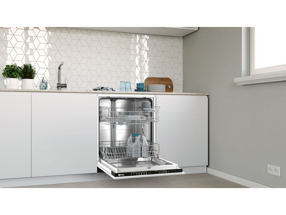 Una cocina blanca con lavavajillas y puerta abierta.