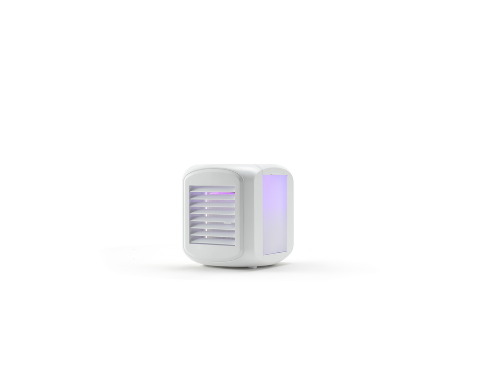 Enfriador de aire portátil blanco con ventilación frontal e iluminación púrpura, aislado sobre fondo blanco.