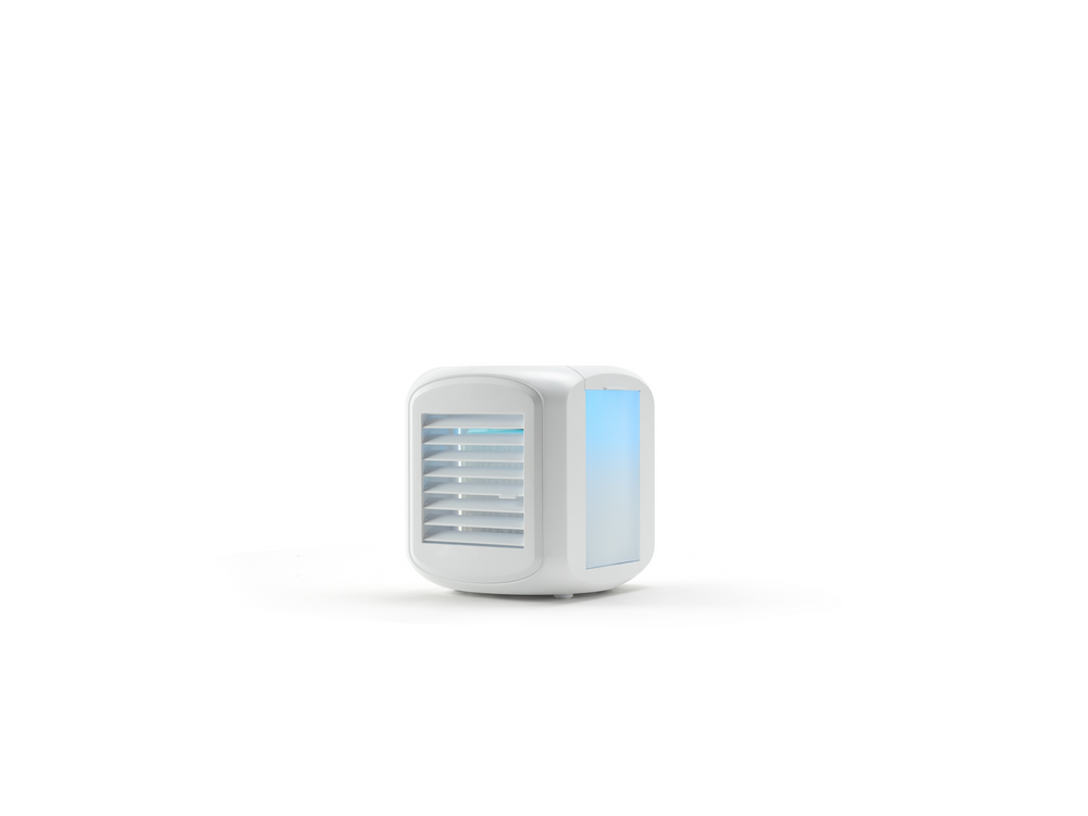 Pequeño enfriador de aire blanco con luz azul. Diseño moderno y minimalista.