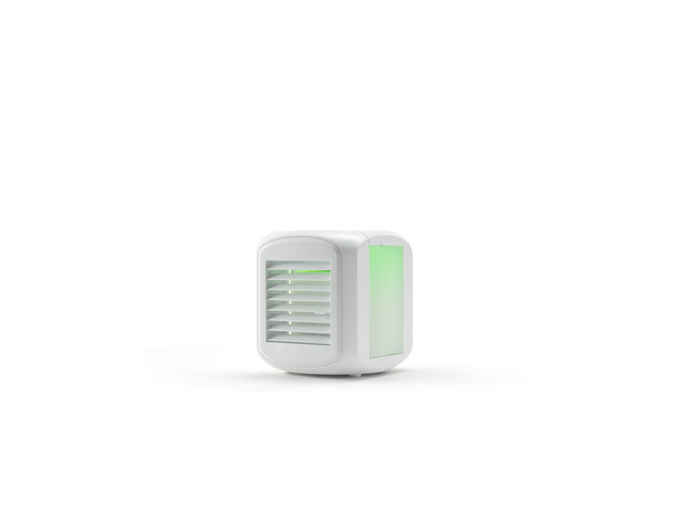 Purificador de aire blanco con luz verde y una rejilla.