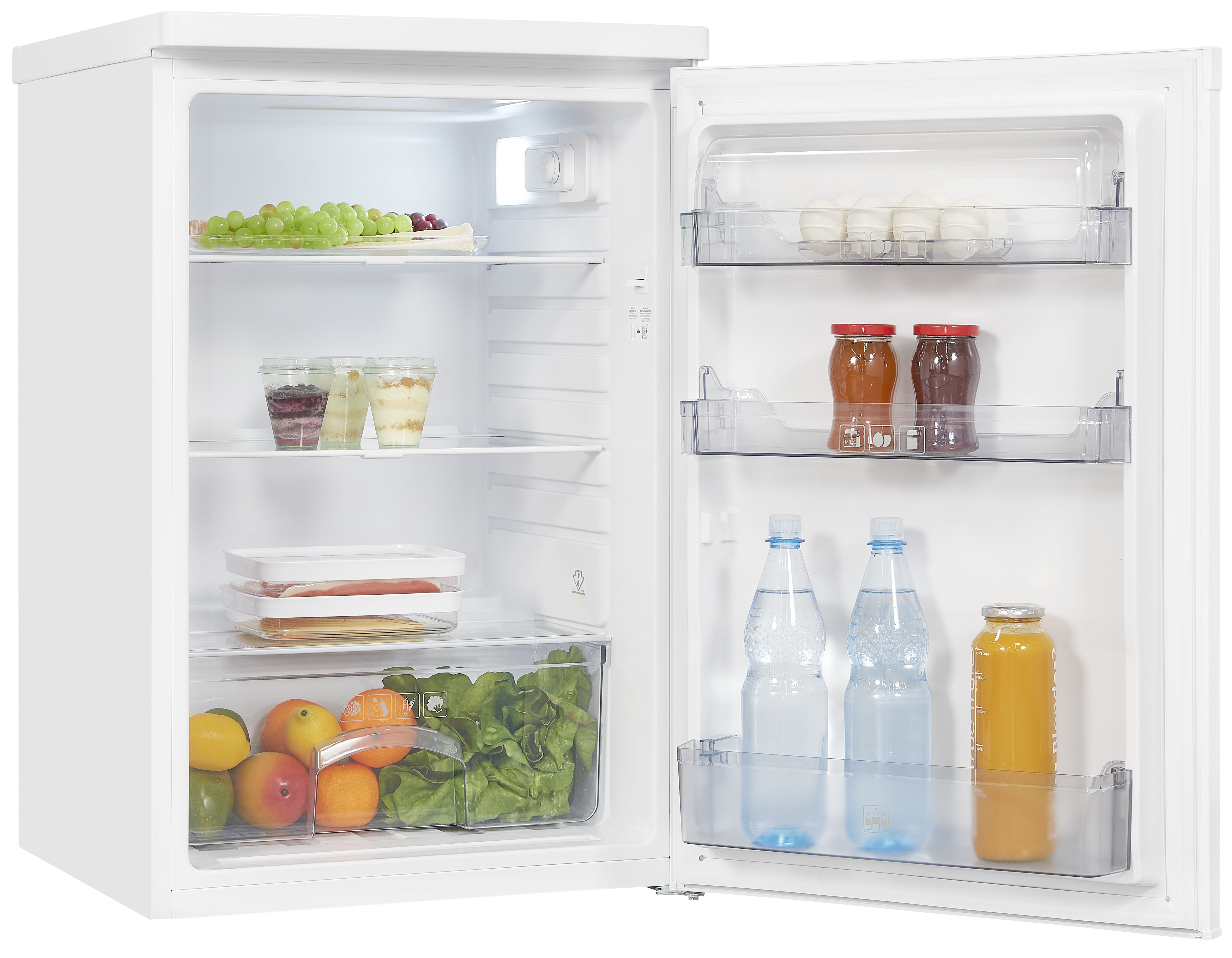 Weißer Kühlschrank mit offener Tür, zeigt Regale mit Früchten, Gemüse und Gläsern.