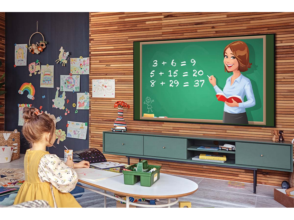 Una niña observa una lección en una pizarra de TV. Una maestra escribe problemas de matemáticas.