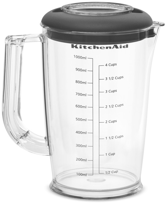 Transparante KitchenAid maatbeker met zwarte deksel en handvat. Metingen in ml en cups.