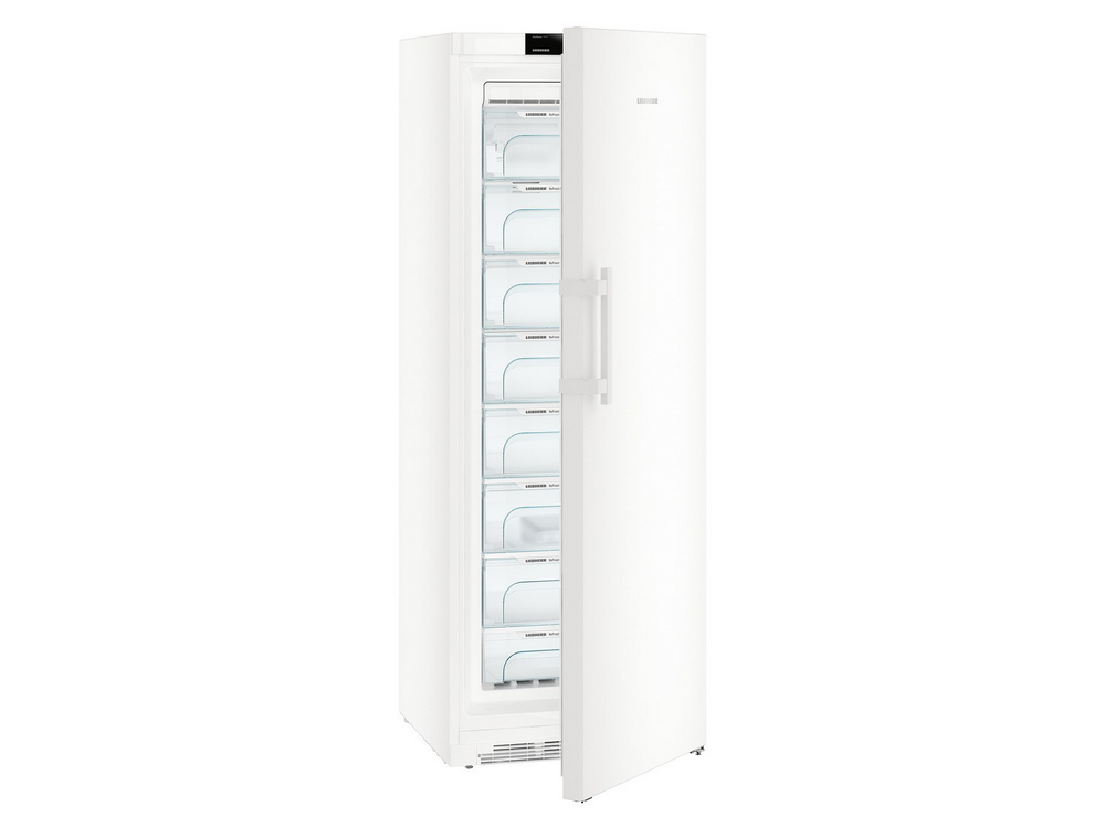 Refrigerador blanco con la puerta abierta, revelando estantes y cajones.