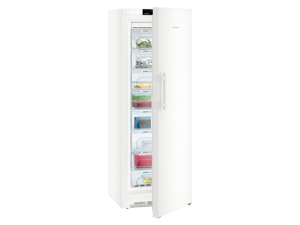 Refrigerador blanco. La puerta está abierta, mostrando varios estantes con comida dentro.