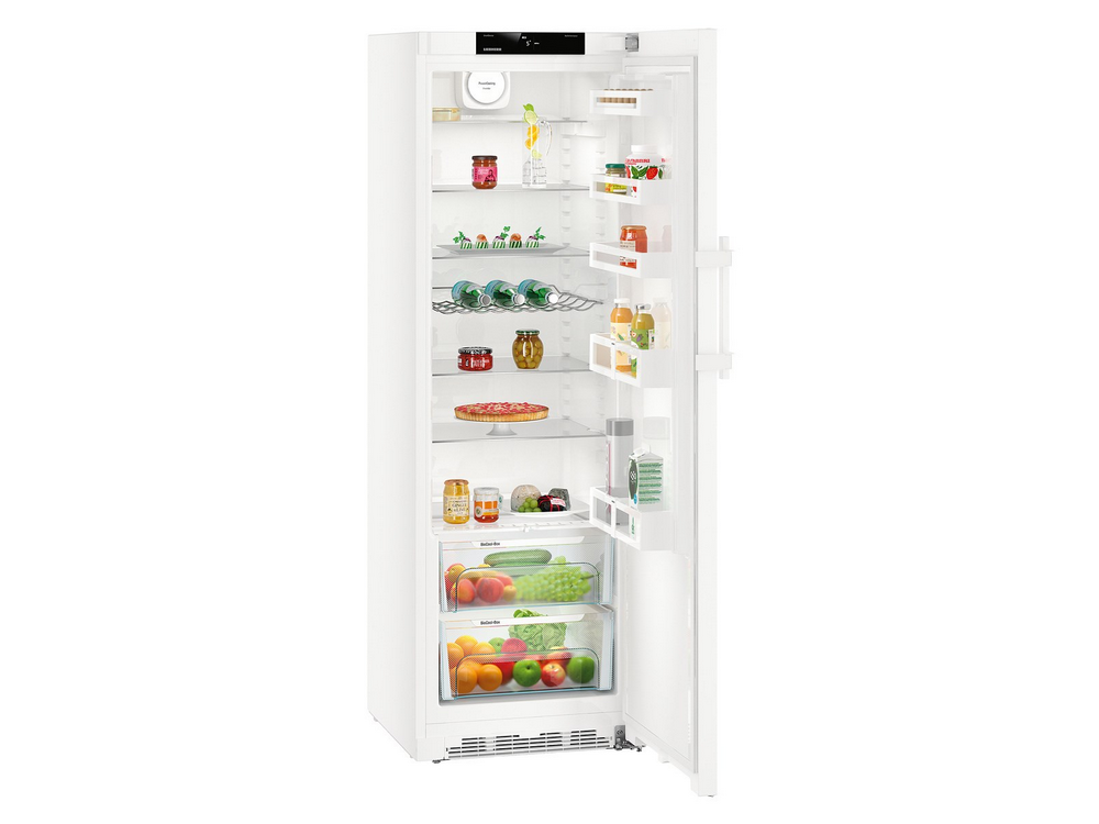 Refrigerador blanco abierto. El interior tiene estantes con alimentos como frascos, bebidas y productos. La puerta blanca está abierta hacia la derecha.