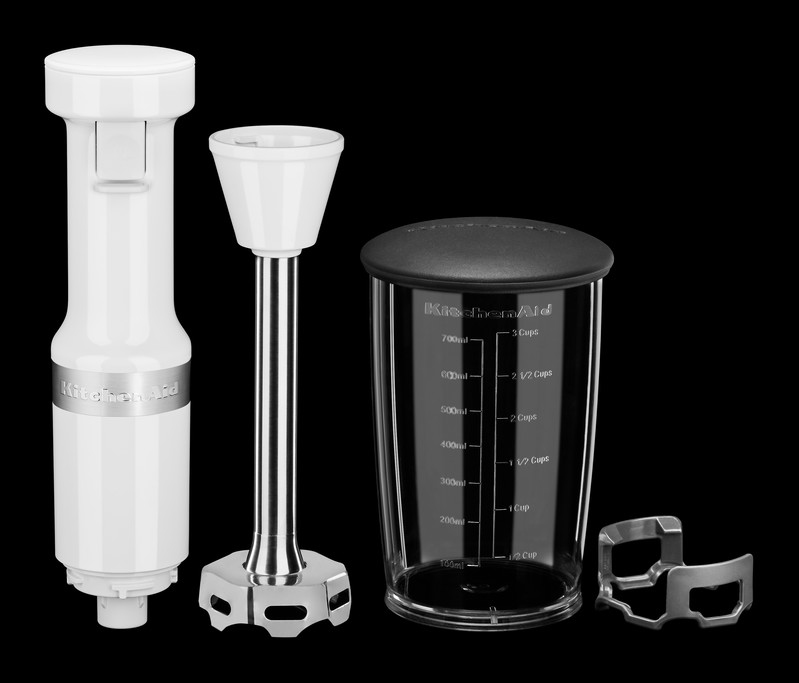 Witte KitchenAid blender onderdelen op zwarte achtergrond.