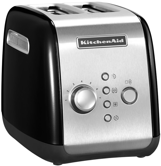 Zwarte en zilveren KitchenAid broodrooster. Heeft genummerde instellingen en knoppen voor verschillende toastfuncties.