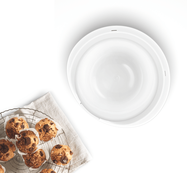 Muffins auf einem Kühlrost, Draufsicht, neben einer weißen Schüssel.
