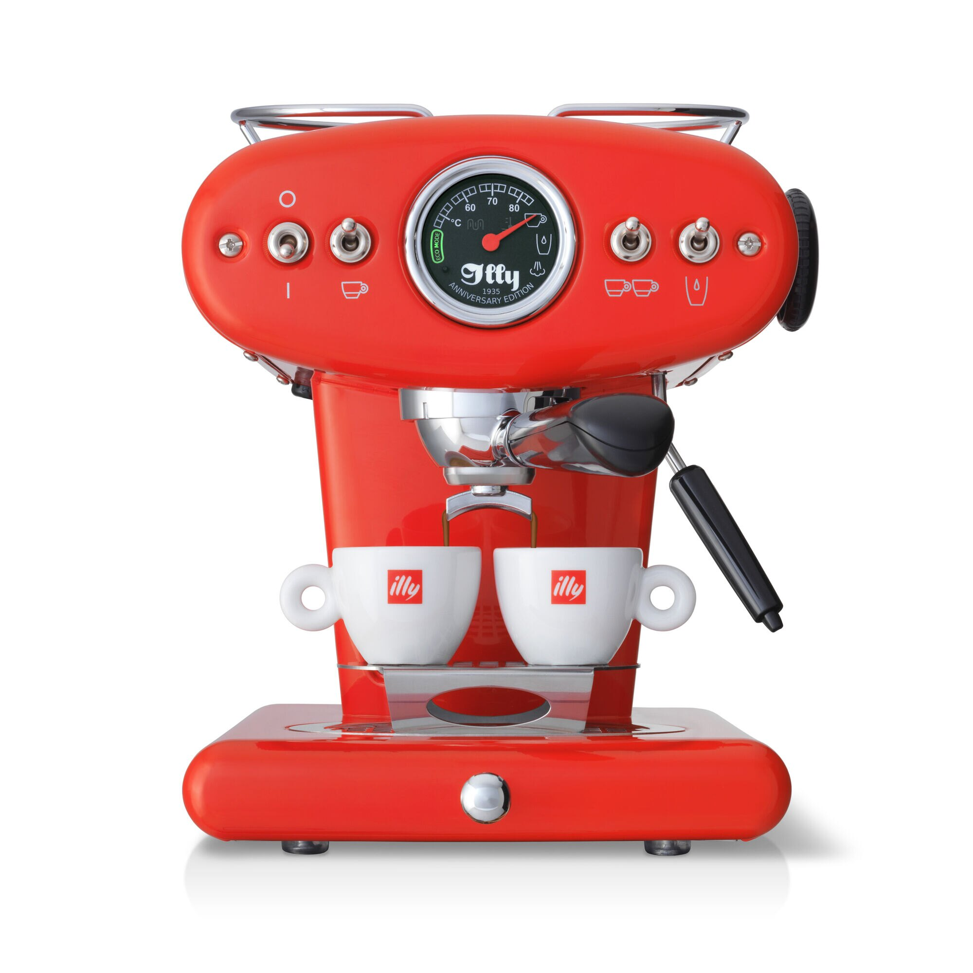 Rote Illy-Espressomaschine mit zwei Tassen. Die Maschine hat Anzeigen und Knöpfe. Weißer Hintergrund.