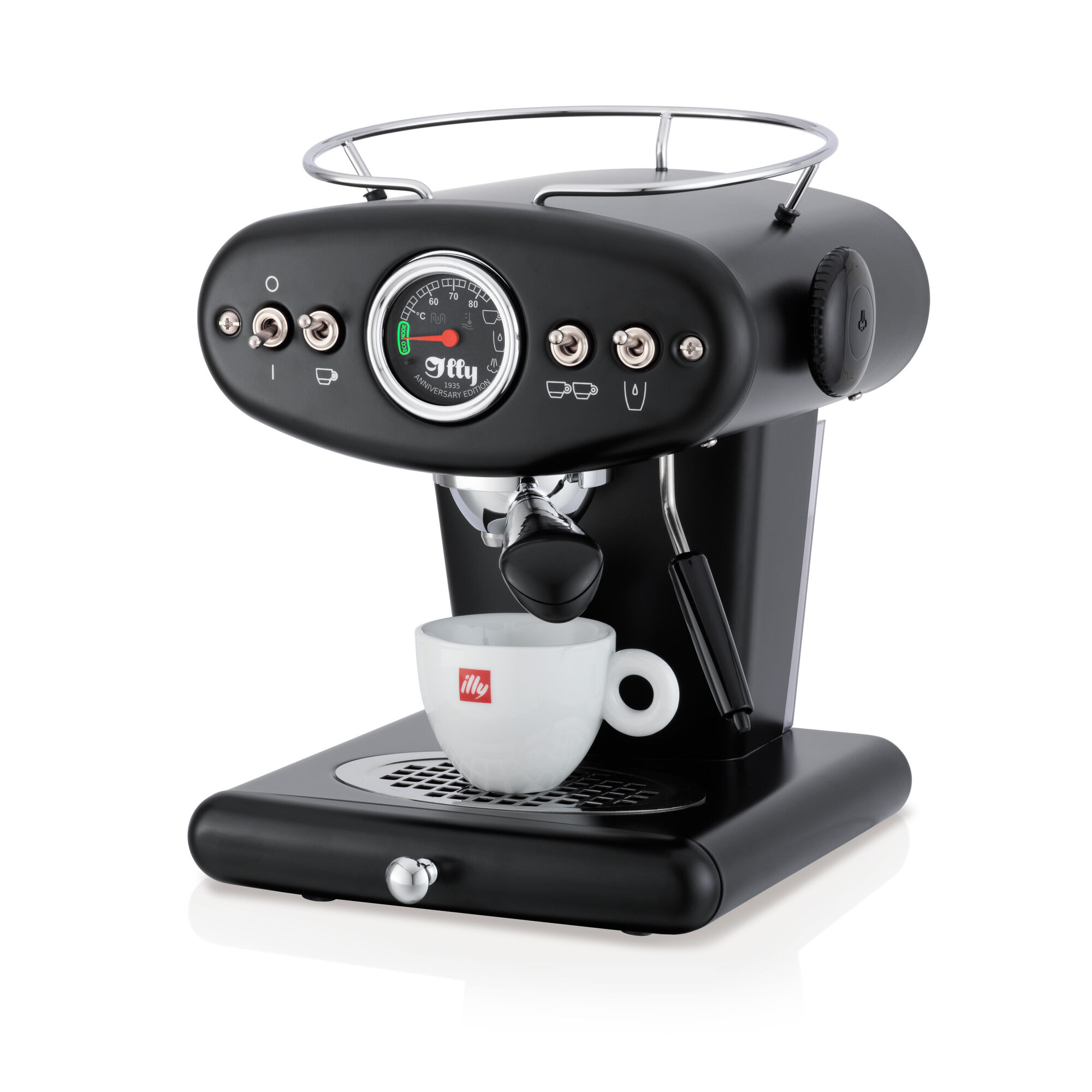 Eine schwarze Illy Espressomaschine mit einer weißen Tasse, zeigt ein Messgerät und Knöpfe.