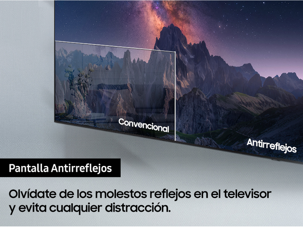 Una pantalla dividida que muestra una pantalla antirreflectante a la derecha y una pantalla convencional a la izquierda.