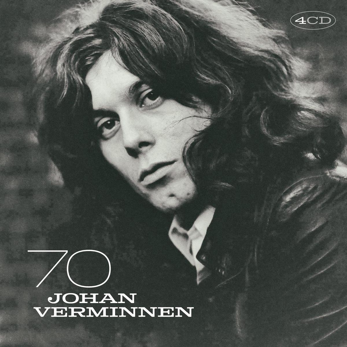 Photo en noir et blanc de Johan Verminnen. Il regarde la caméra avec de longs cheveux.