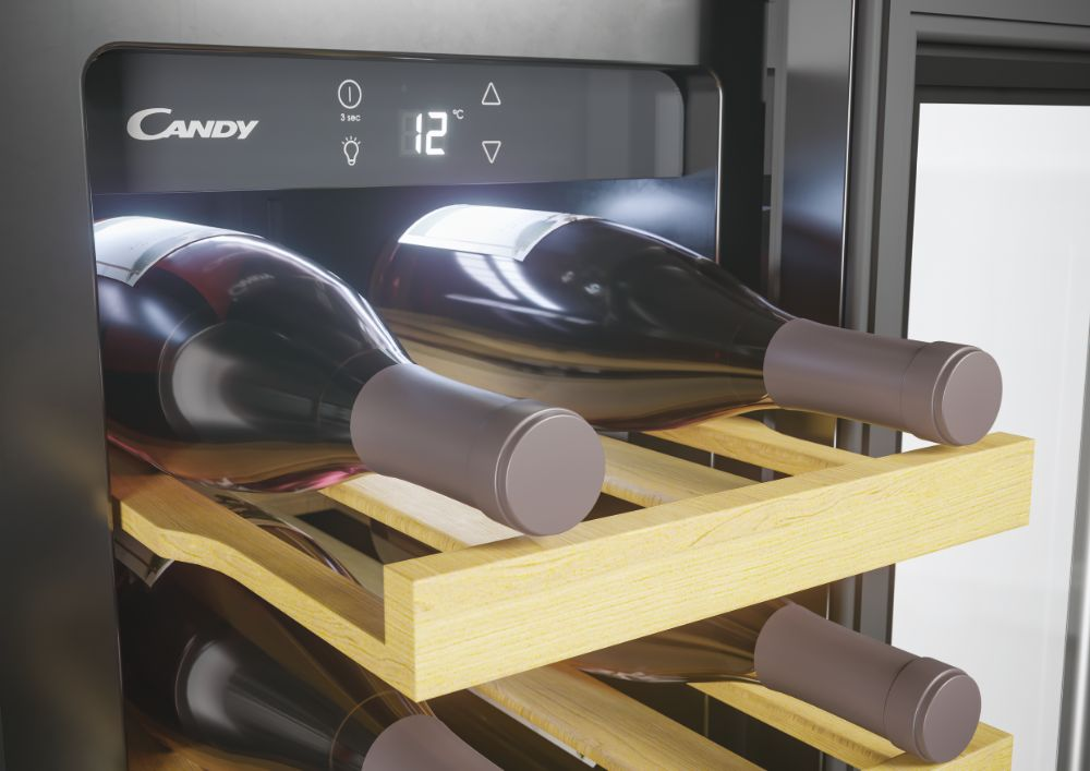 Botellas de vino en estantes de madera dentro de una vinoteca Candy negra con pantalla digital.