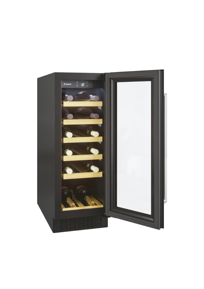 Vinoteca con puerta abierta. Botellas en estantes de madera. Exterior negro.
