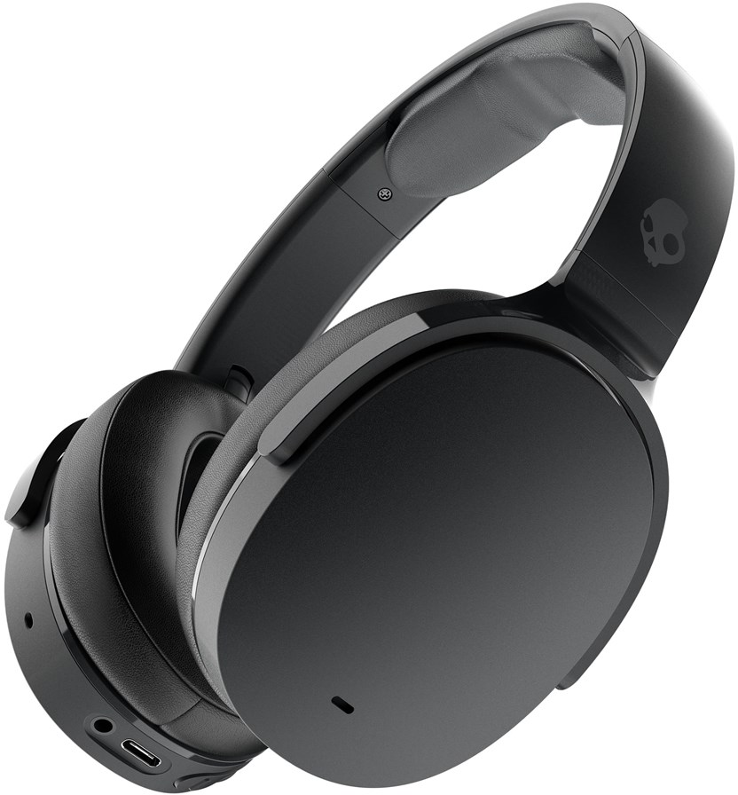 Cuffie Skullcandy nere su sfondo bianco. Visibili i padiglioni, l'archetto e il logo Skullcandy. Vista angolata.