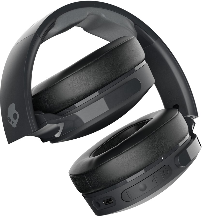 Cuffie Skullcandy nere su sfondo bianco. Hanno un design pieghevole con padiglioni e fascia.