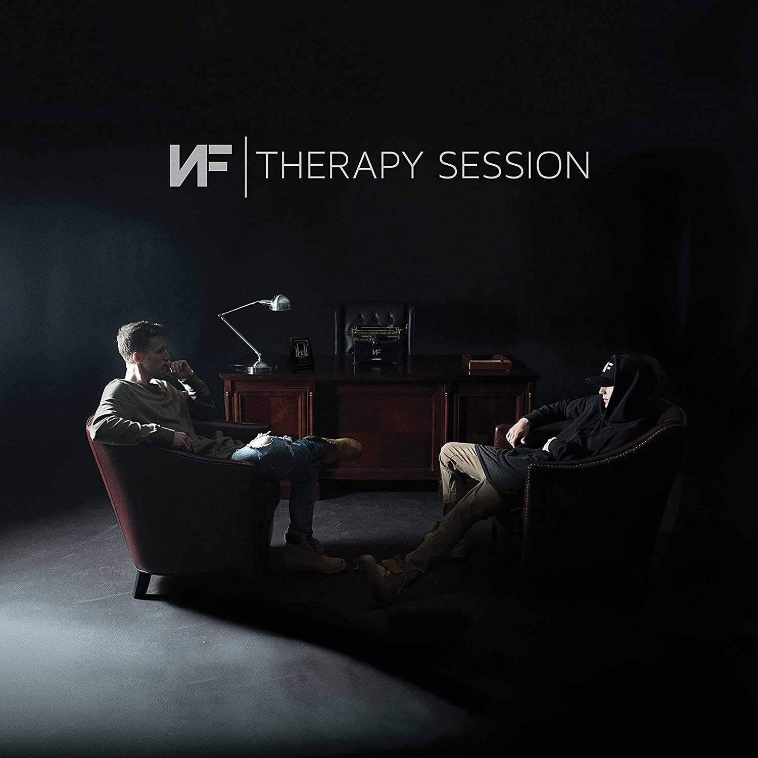 Két férfi egy sötét szobában. Az egyik oldalra néz. Cím: NF Therapy Session.