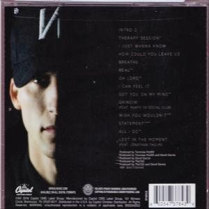 Egy CD hátlapja szöveggel és egy férfi fényképével.