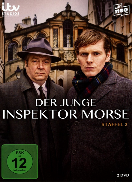 Zwei Männer in Mänteln stehen vor einem Gebäude, mit dem Titel 'Der Junge Inspektor Morse'.