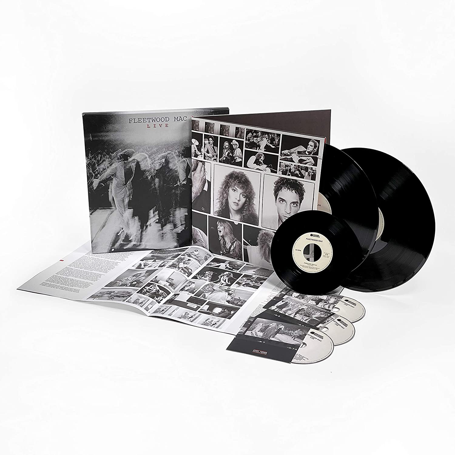 Fleetwood Mac 'Live' albumkészlet lemezekkel és füzettel fehér háttér előtt.