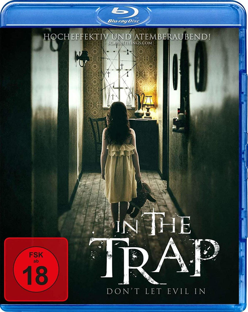 Blu-ray-Cover: Ein Mädchen in gelbem Kleid geht einen Flur entlang. Titel ist 'In The Trap'.